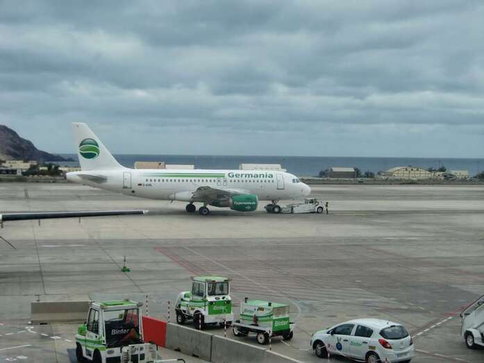 Archivo. Avión de la compañía Germania en Gando (Foto TA)